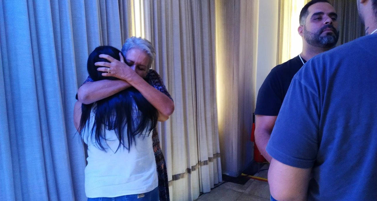 Abraço transformador com testemunha