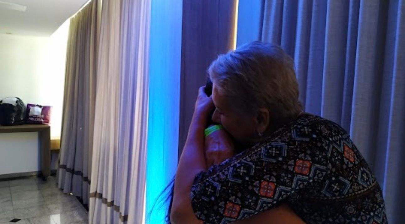 Momento emocional de abraço e transformação