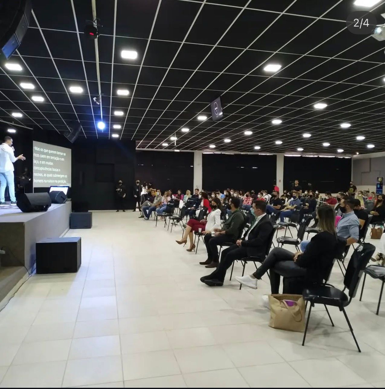 Grande auditório com plateia